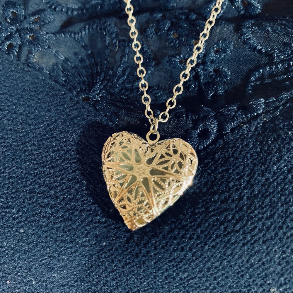Vintage silver tone heart locket pendant